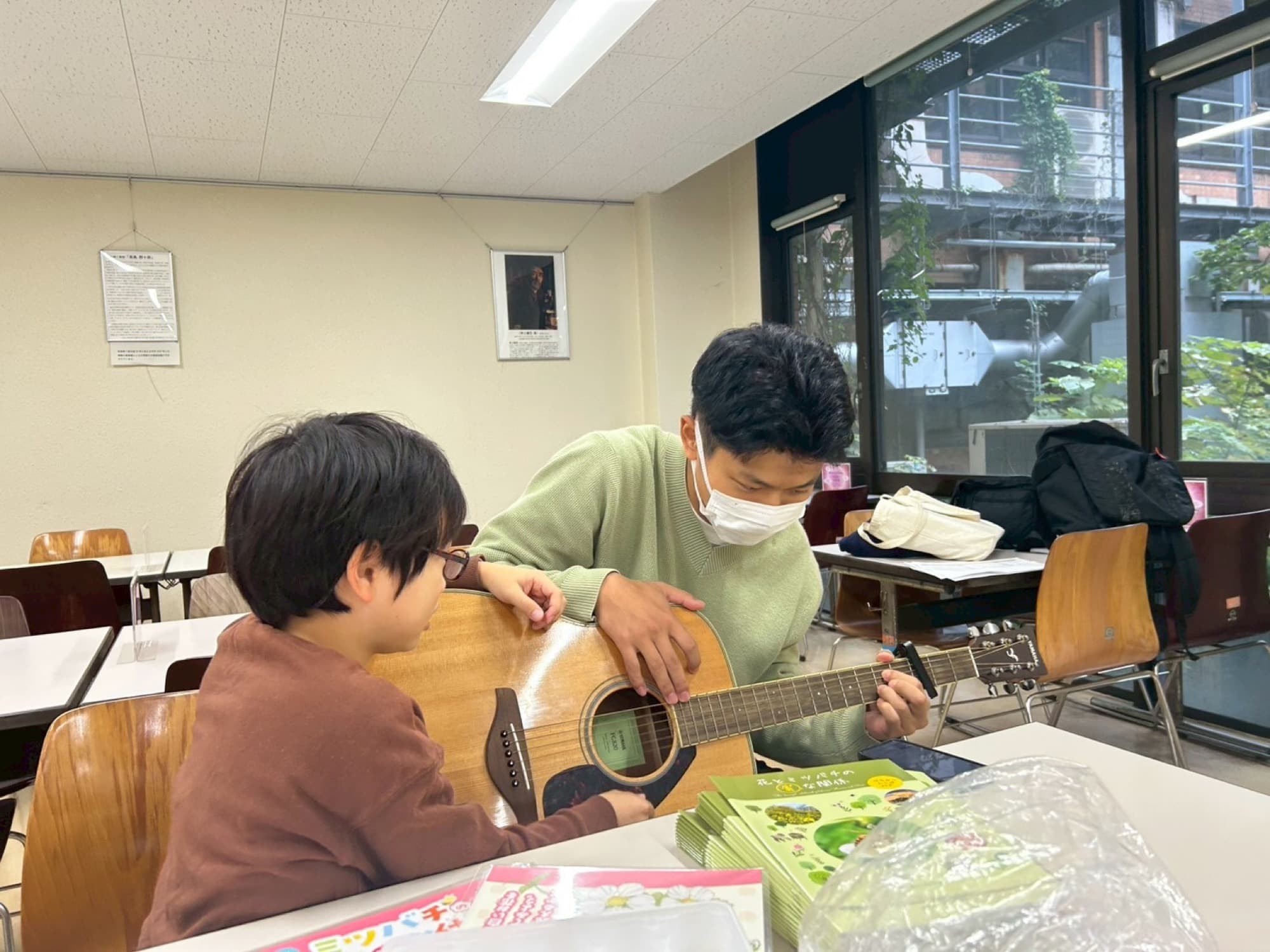 ギターを弾きながら交流する若者たち