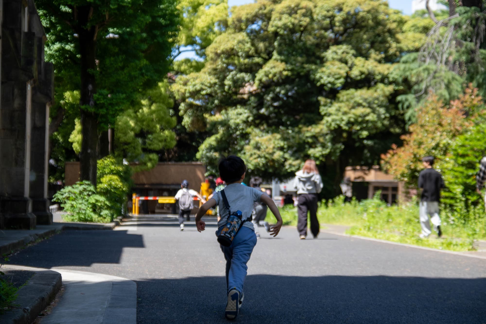 キャンパスの坂道を元気に走る子ども